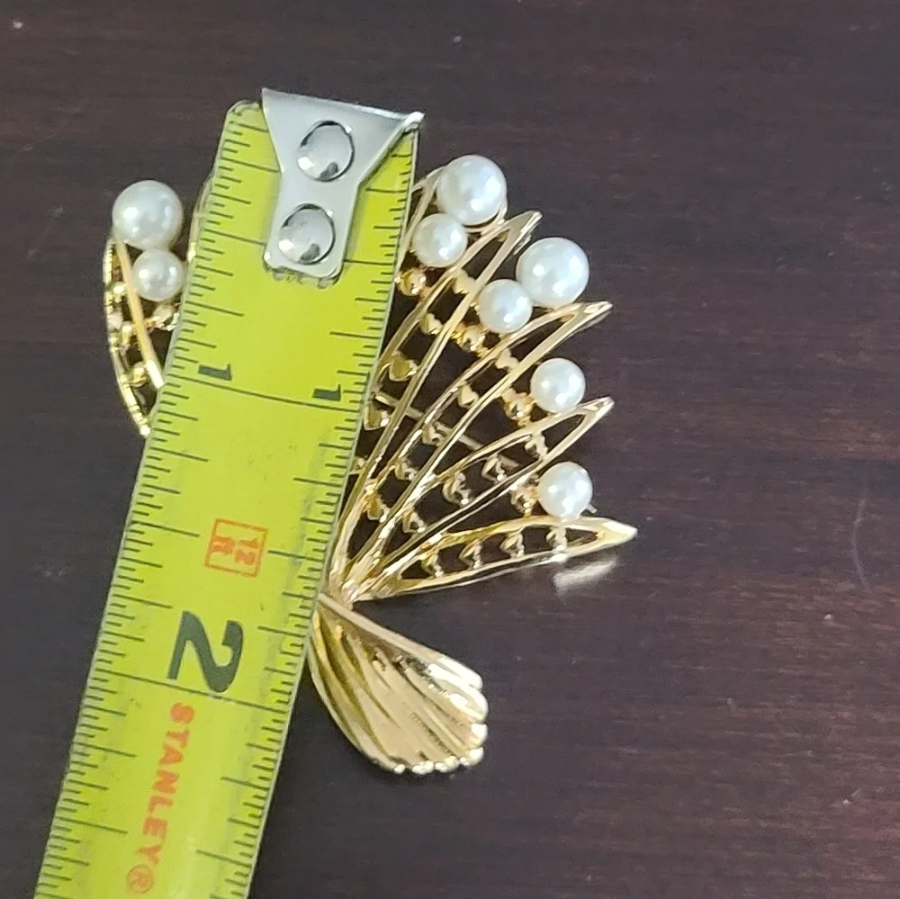 Vintage gold tone fan shaped pearl brooch - Picture 5 of 6